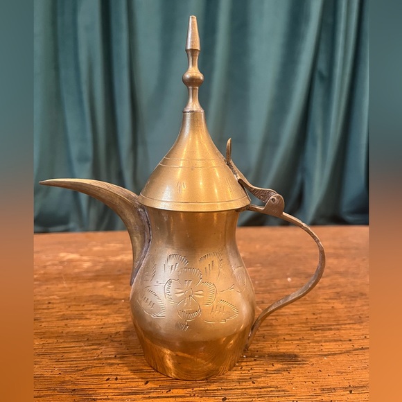 Saudi Arabian engraved brass dallah pot set - 5 pieces - Picture 2 of 12